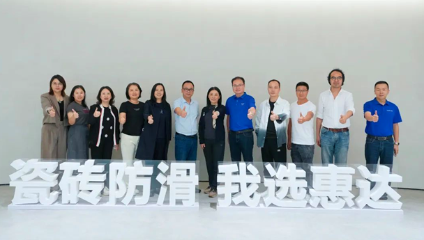 深化交流 賦能發(fā)展 | 鴻揚(yáng)集團(tuán)領(lǐng)導(dǎo)一行蒞臨惠達(dá)瓷磚，雅致大理石新品顏值吸粉，實(shí)力出圈！